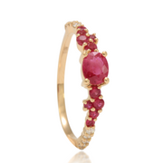 Sortija de oro rosa con 10 diamantes talla brillante que pesan 0,098 cts. un rubí oval de 0,42 cts. y 10 rubís con un total de 0,24 cts.