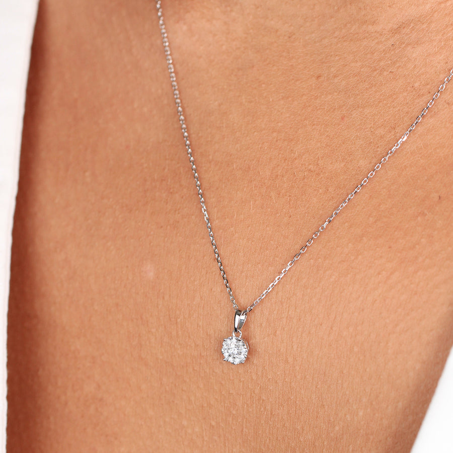 Collar realizado en oro blanco de 18 quilates con diamantes. Joyería Pamplona