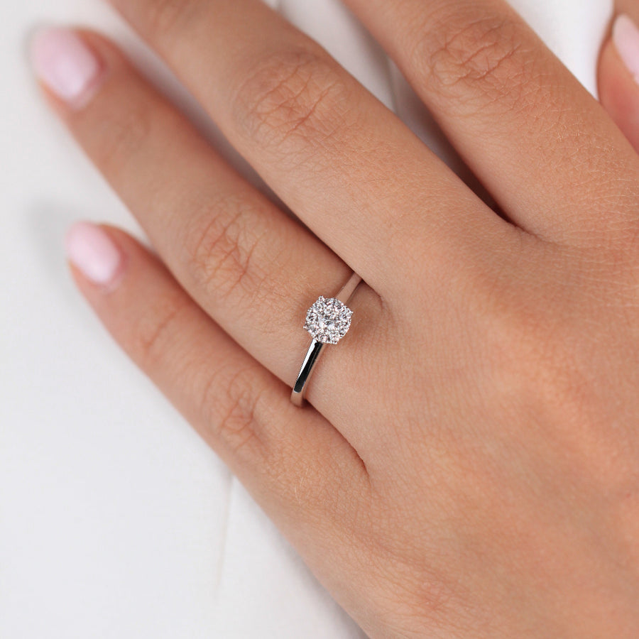 Sortija realizada en oro blanco de 18 quilates con diamantes. Joyería Pamplona