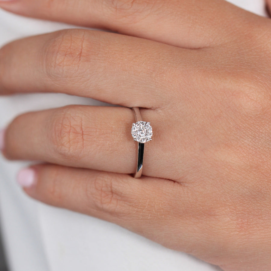 Sortija realizada en oro blanco de 18 quilates con diamantes. Joyería Pamplona