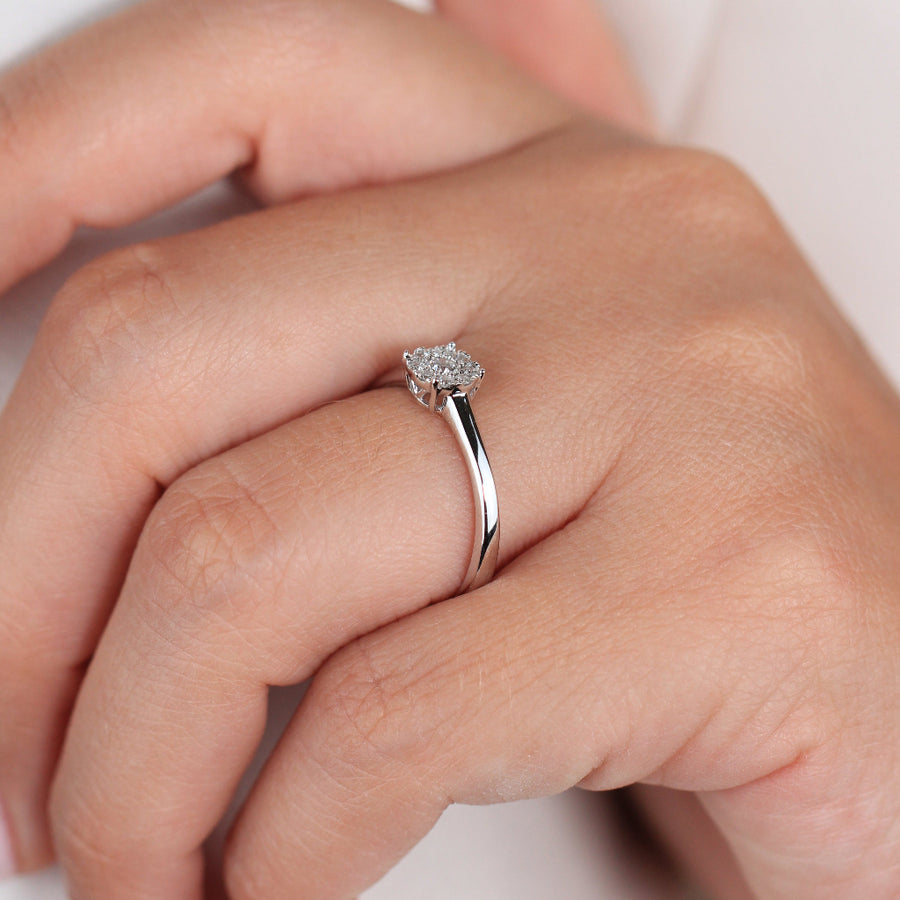 Sortija realizada en oro blanco de 18 quilates con diamantes. Joyería Pamplona