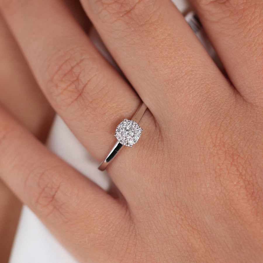 Sortija realizada en oro blanco de 18 quilates con diamantes. Joyería Pamplona