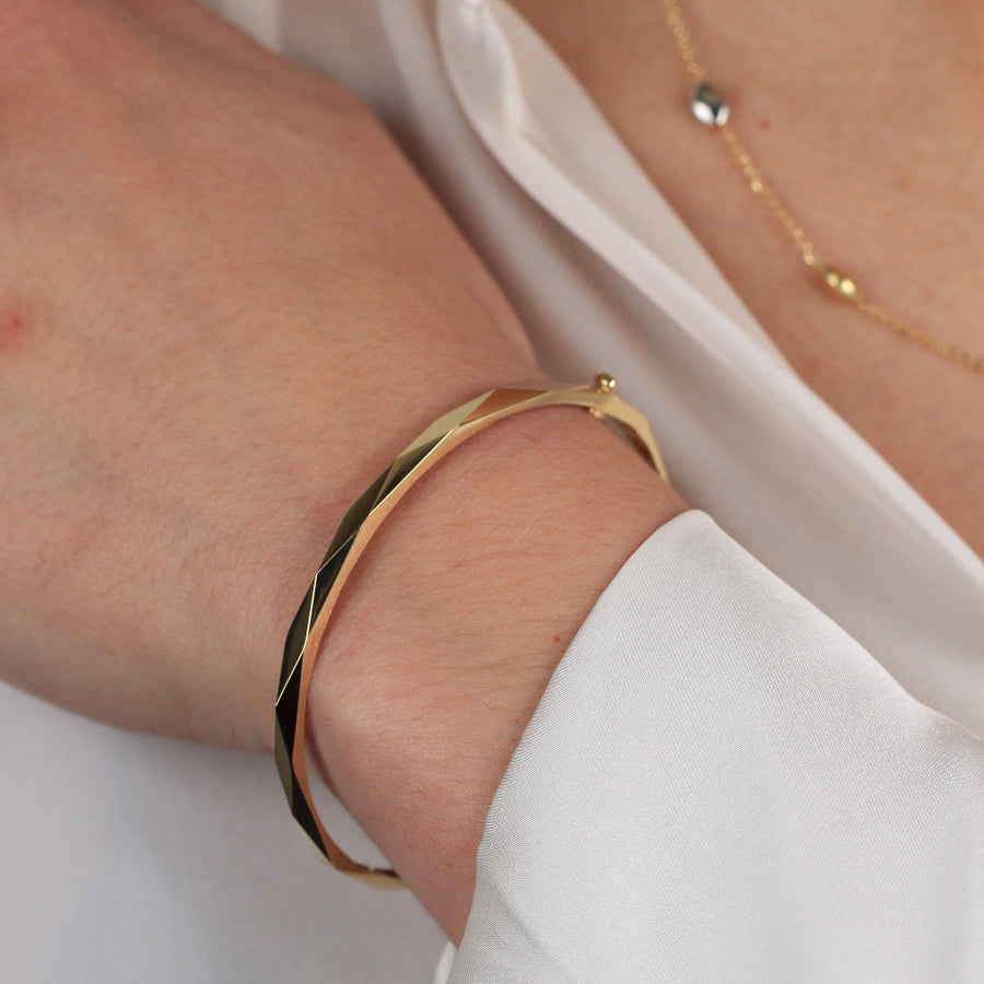 Pulsera rígida de oro amarillo de 18k