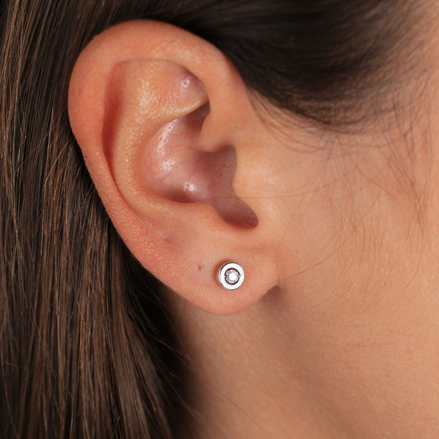 Pendientes de oro blanco de 18k con un diamante central