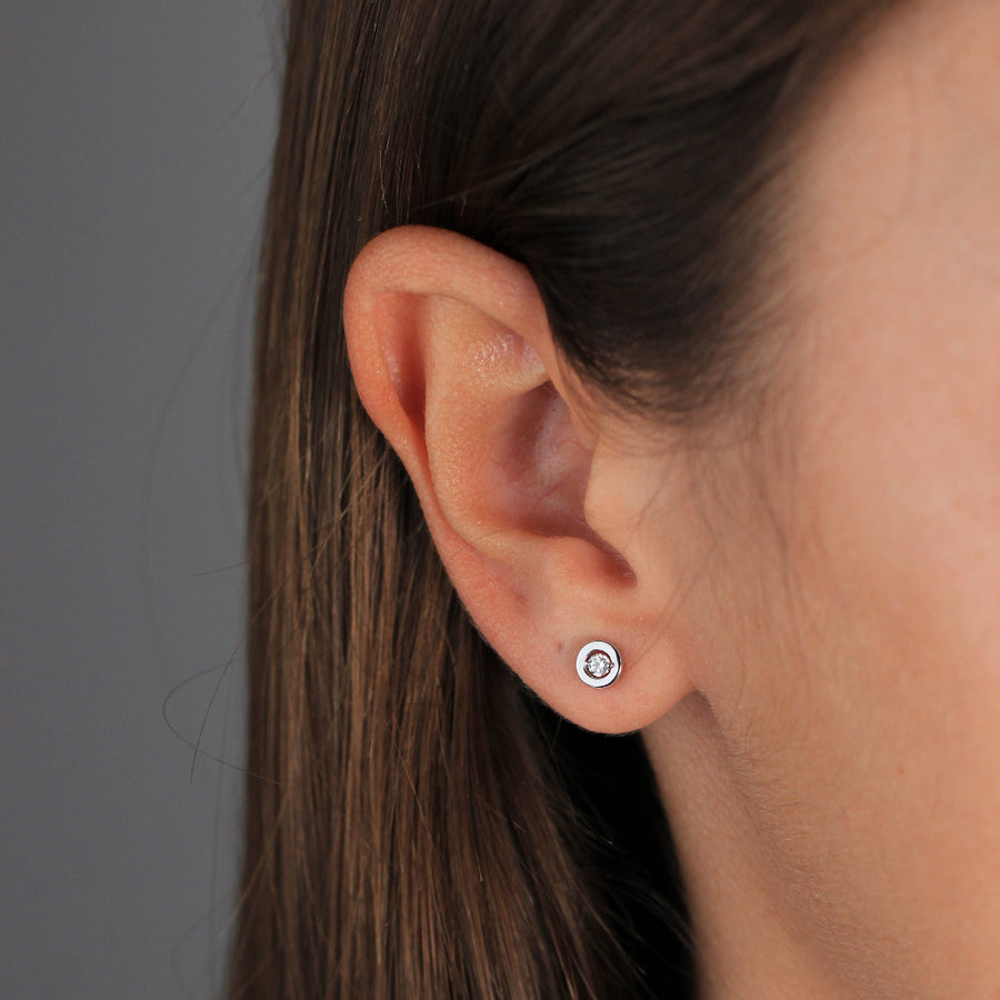 Pendientes de oro blanco de 18k con un diamante central