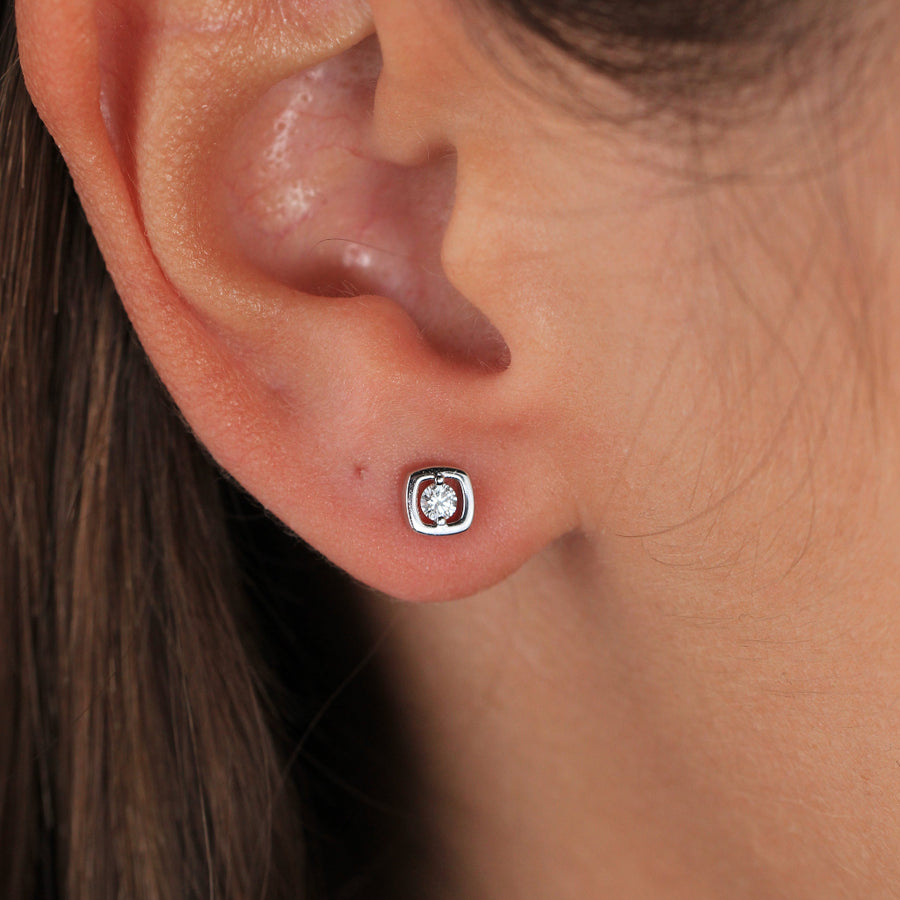 Pendientes pequeños de oro blanco de 18 quilates con un diamante solitario