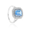 Sortija de oro blanco de 18 quilates con un topacio Swiss central, una orla de 18 topacios y otra orla de 32 diamantes talla brillante. Joyería Pamplona