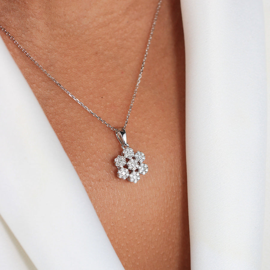 Collar de oro blanco de 18k con diamantes en forma de flor