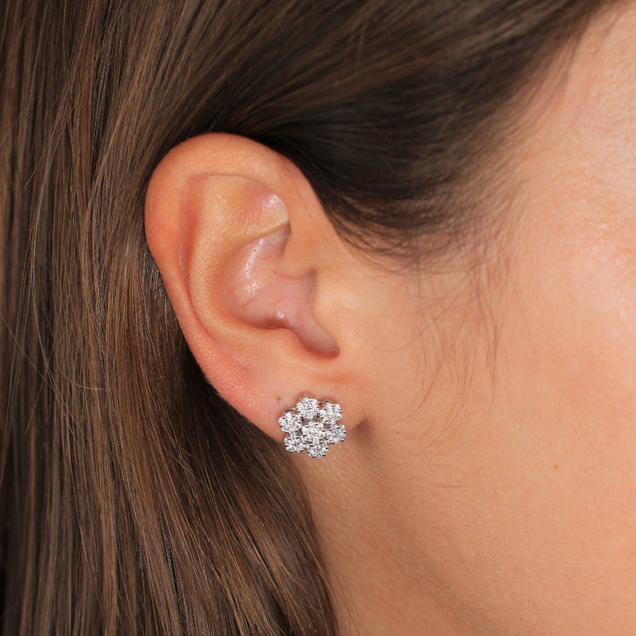 Pendientes de oro blanco de 18k con diamantes en forma de flor