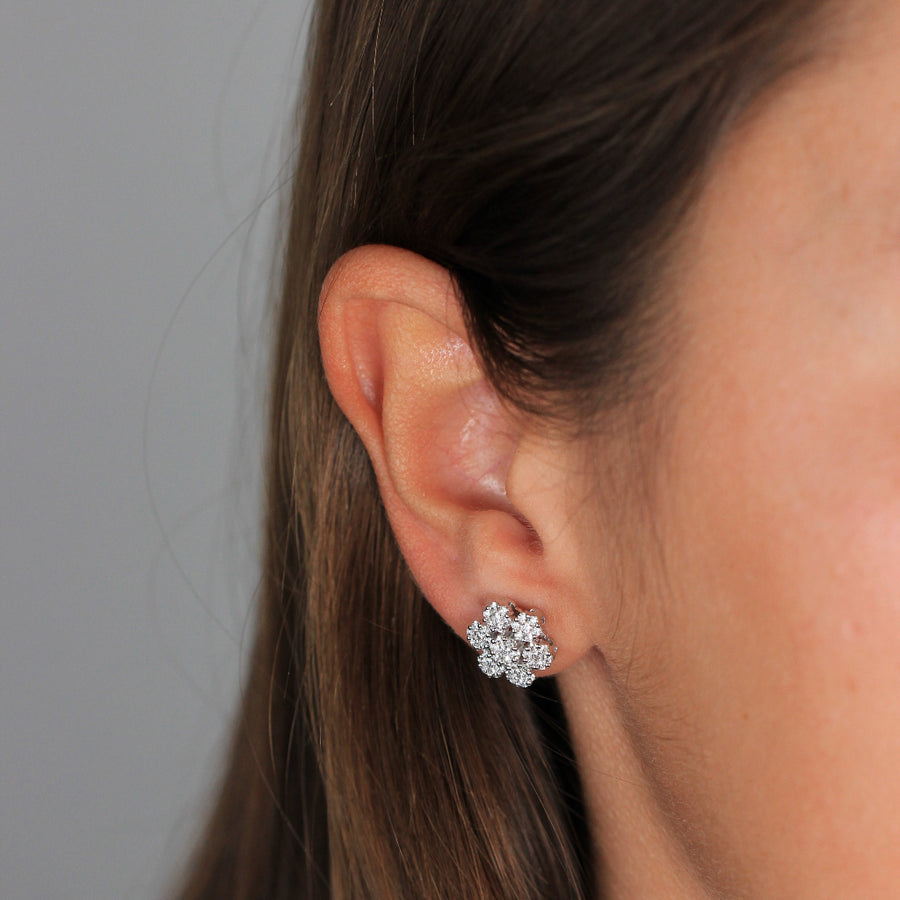 Pendientes de oro blanco de 18k con diamantes en forma de flor
