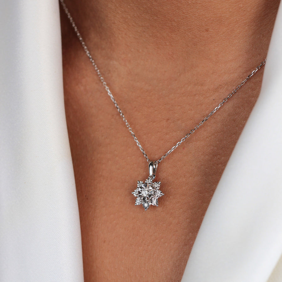 Collar de oro blanco de 18k con diamantes