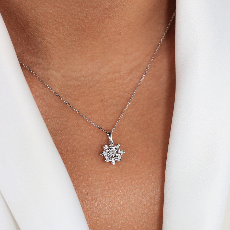 Collar de oro blanco de 18k con una roseta con diamantes
