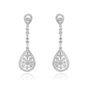 Pendientes largos realizados en oro blanco de 18k y diamantes