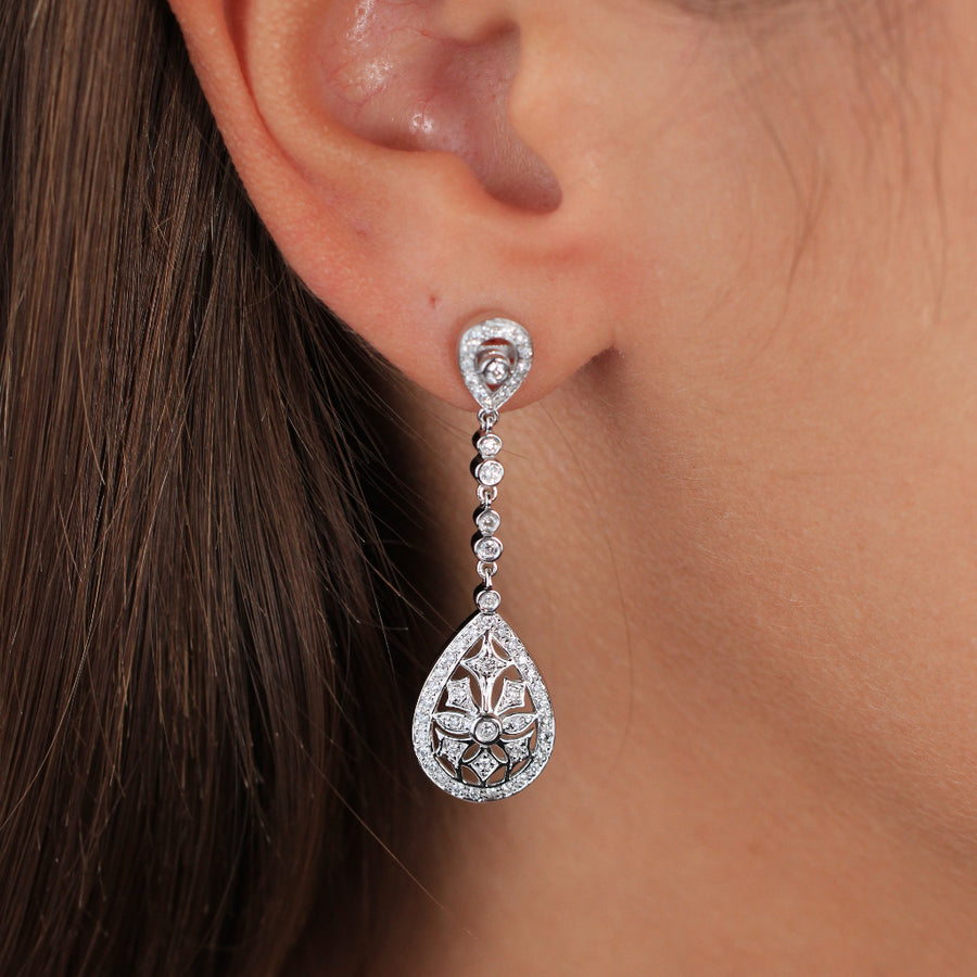 Pendientes largos realizados en oro blanco de 18k y diamantes