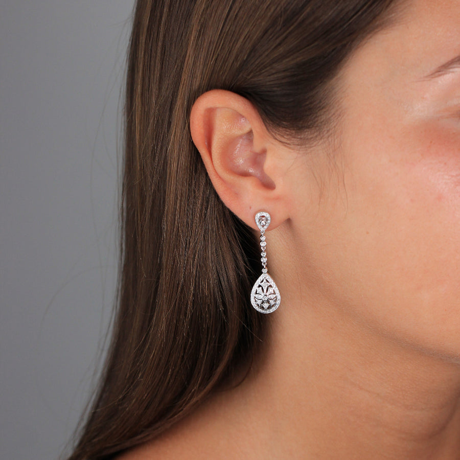 Pendientes largos realizados en oro blanco de 18k y diamantes