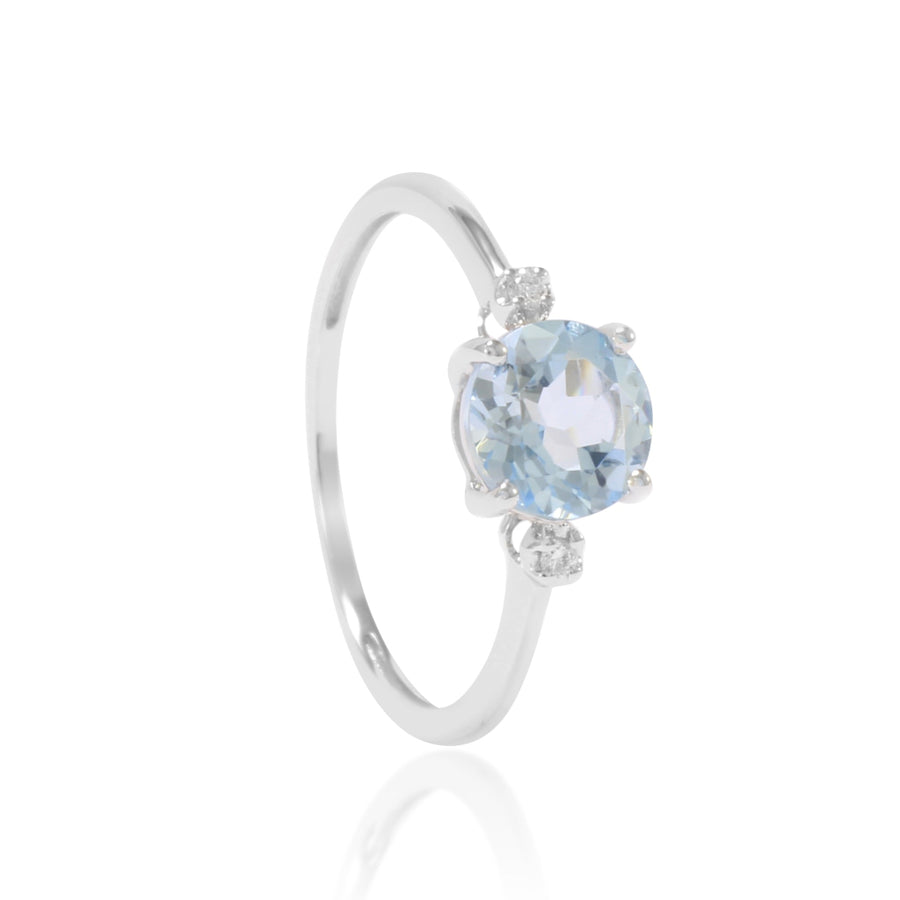 Sortija realizada en oro blanco de 18 quilates con un topacio azul y dos diamantes a los laterales. Joyería Pamplona