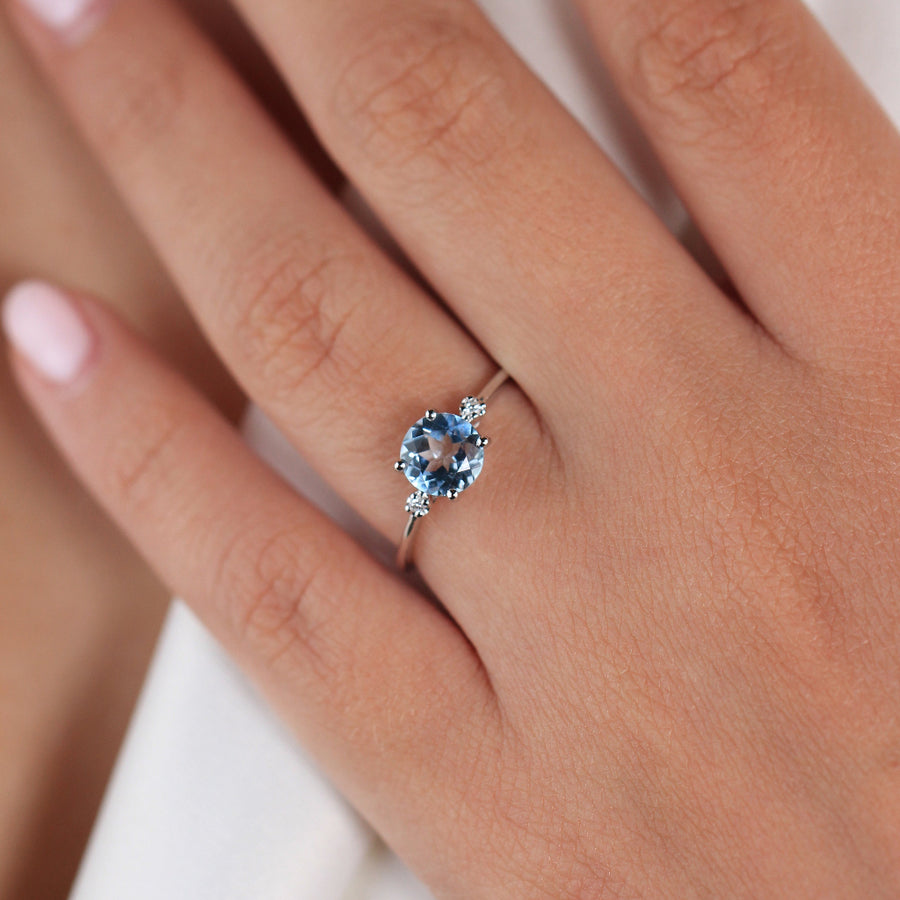 Sortija realizada en oro blanco de 18 quilates con un topacio azul y dos diamantes a los laterales. Joyería Pamplona