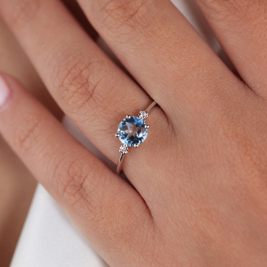 Sortija realizada en oro blanco de 18 quilates con un topacio azul y dos diamantes a los laterales. Joyería Pamplona
