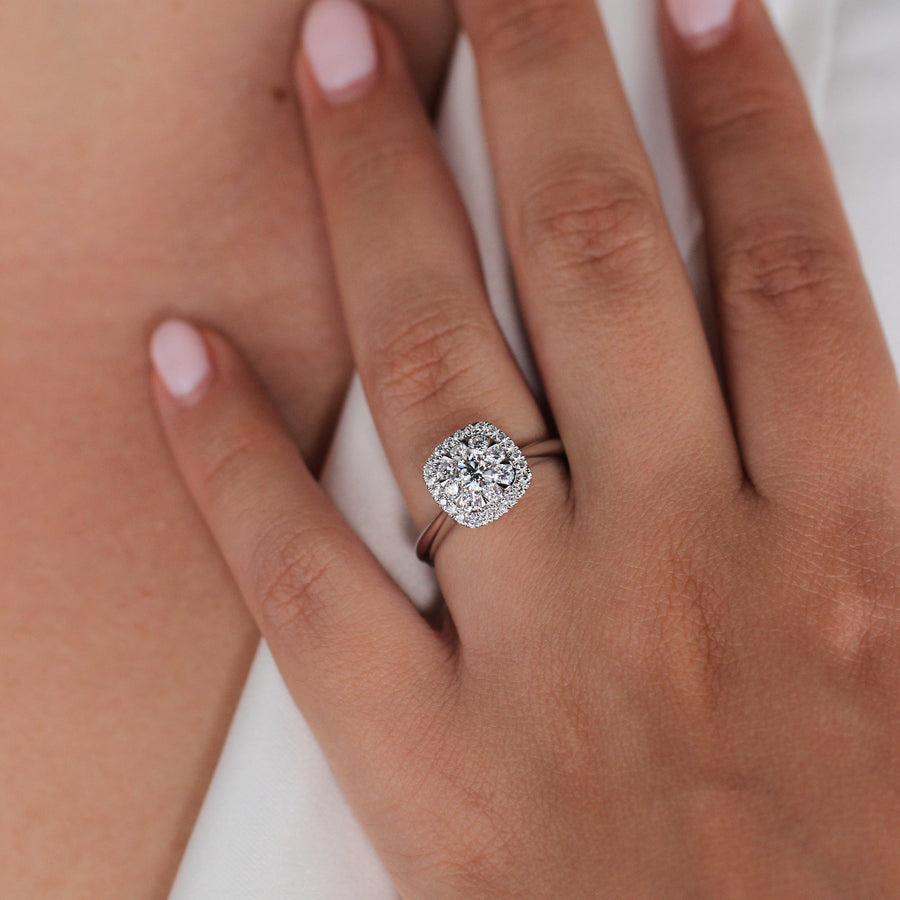 Anillo de oro blanco de 18k con diamantes