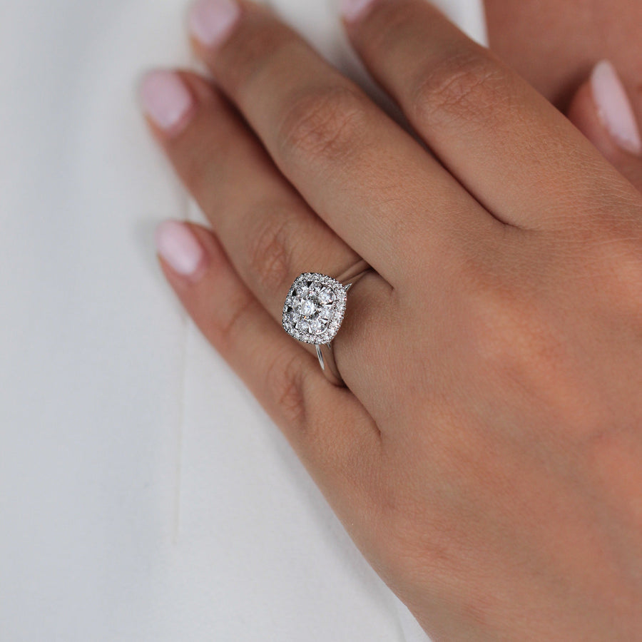 Anillo de oro blanco de 18k con diamantes