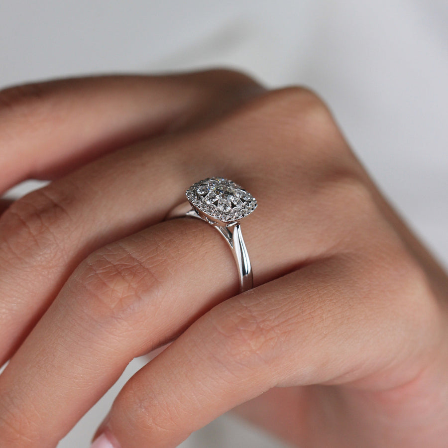 Anillo de oro blanco de 18k con diamantes