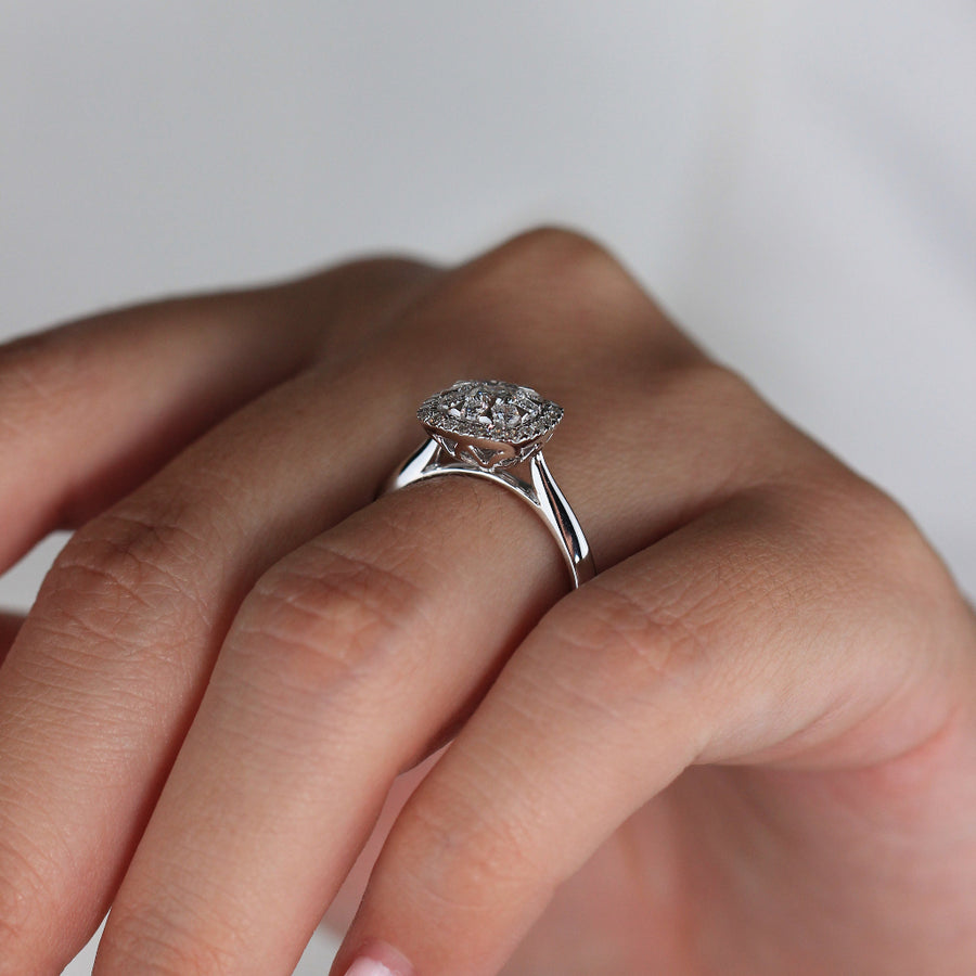 Anillo de oro blanco de 18k con diamantes talla brillante