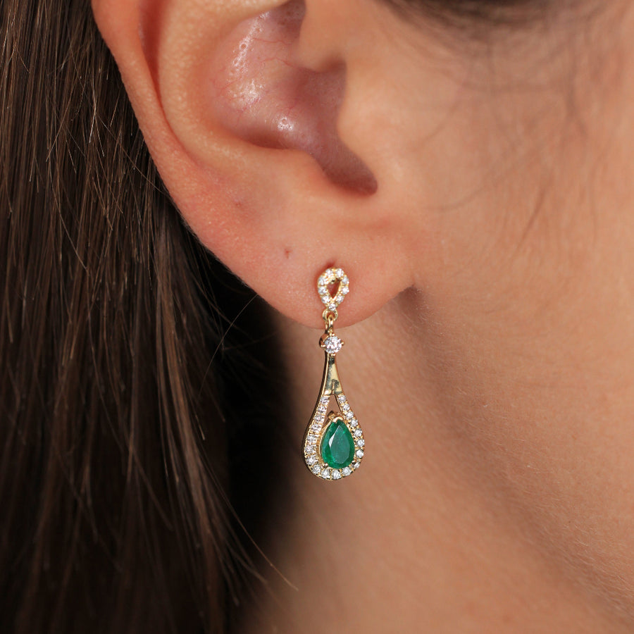 Pendientes estilo vintage realizados en oro amarillo de 18k con esmeraldas talla pera y diamantes