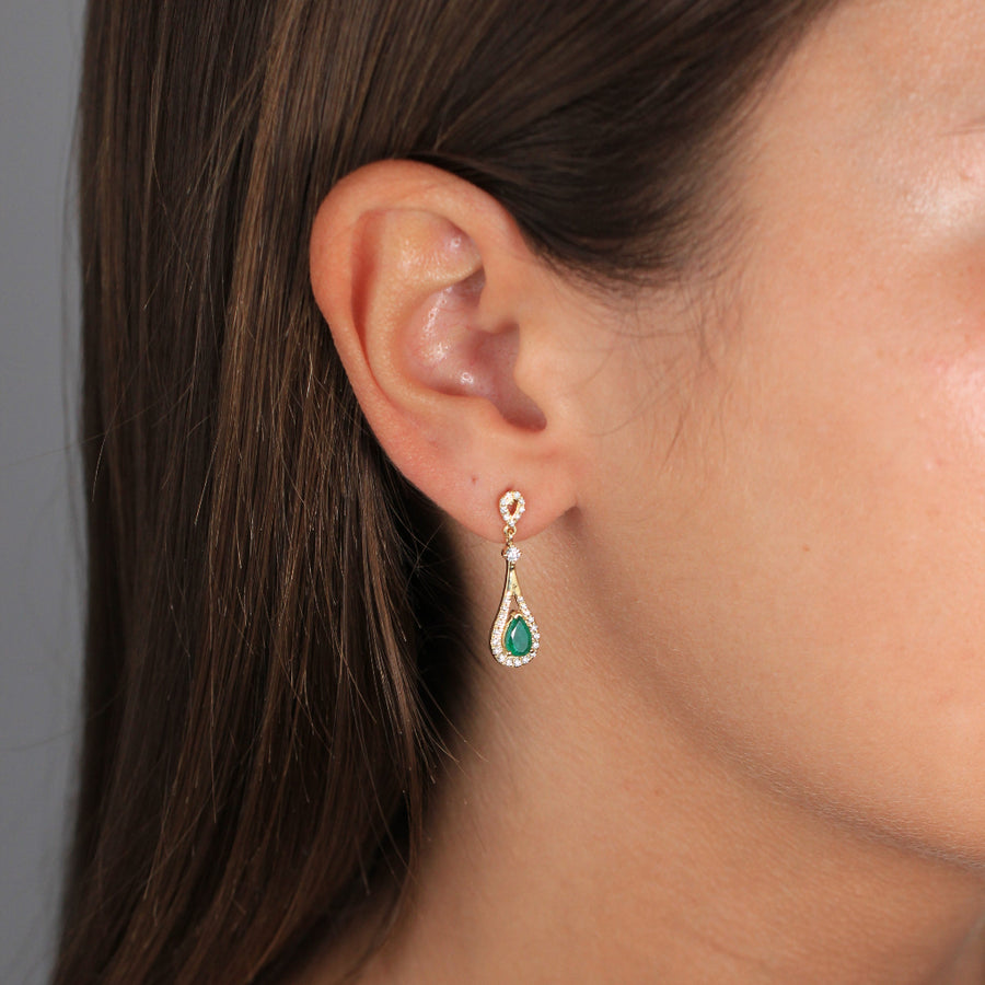 Pendientes estilo vintage realizados en oro amarillo de 18k con esmeraldas talla pera y diamantes
