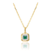 Collar de oro amarillo de 18k con una esmeralda central y orla de diamantes