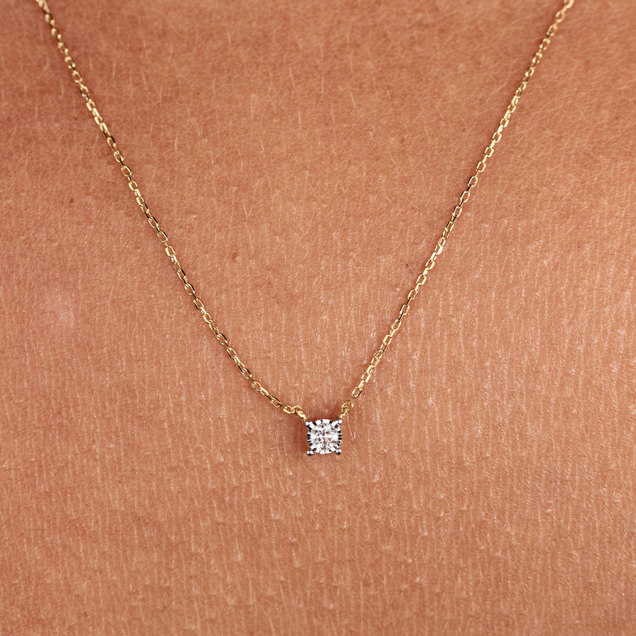 Collar realizado en oro amarillo de 18 quilates con un diamante. Joyería Pamplona