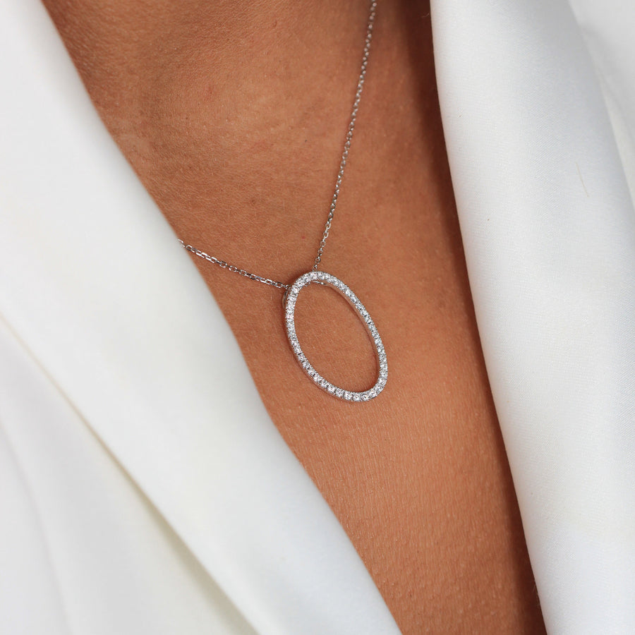 Collar de oro blanco de 18k hueco ovalado con diamantes