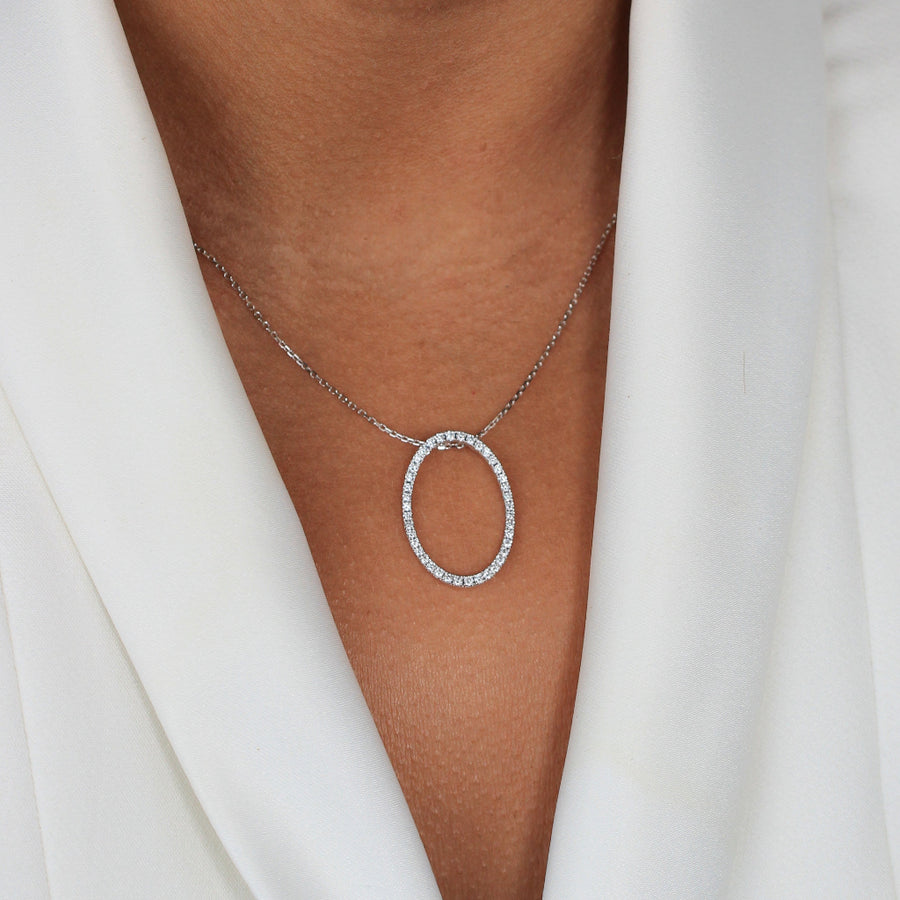 Collar de oro blanco de 18k hueco ovalado con diamantes