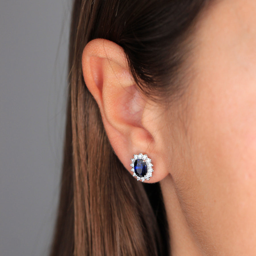 Pendientes estilo Lady Di realizados en oro blanco de 18k con diamantes y zafiro azul