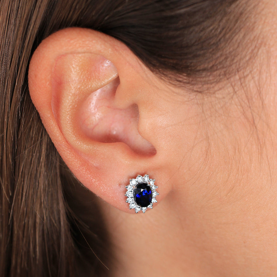 Pendientes estilo Lady Di realizados en oro blanco de 18k con diamantes y zafiro azul