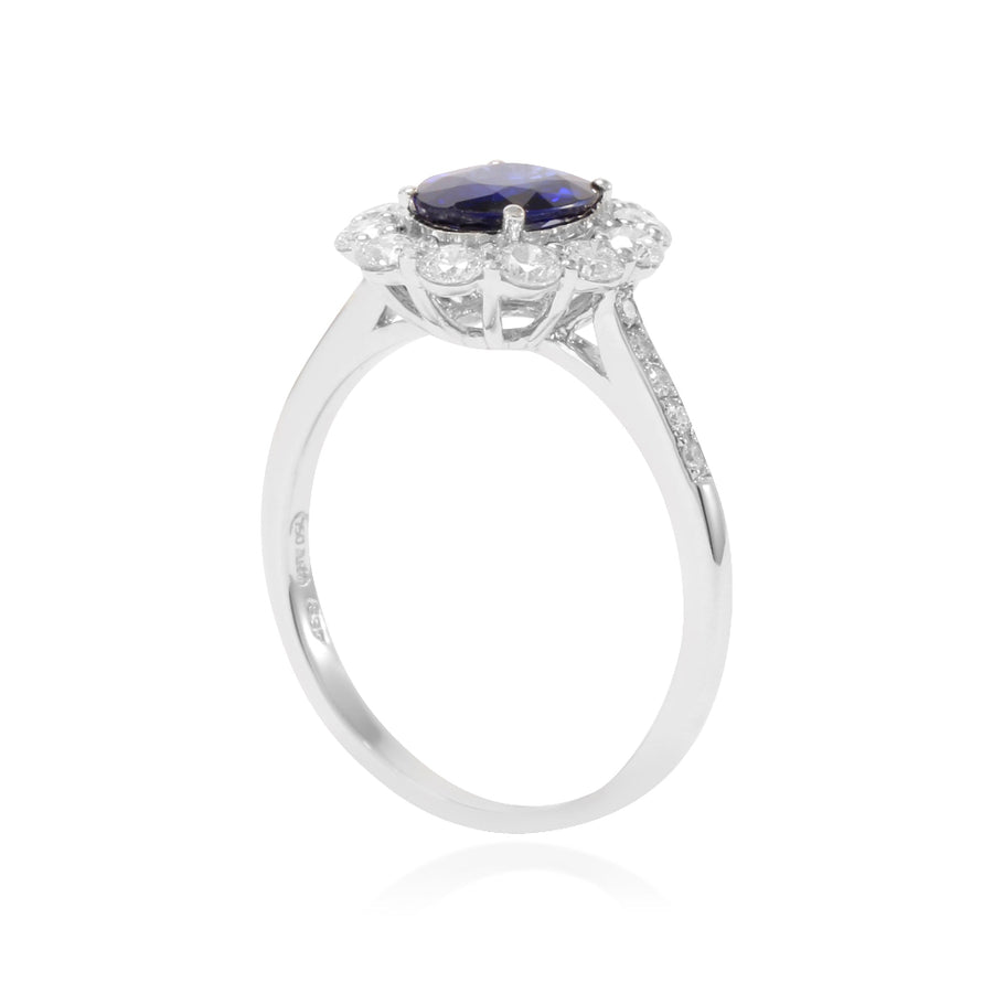 Sortija realizada en oro blanco de 18 quilates con un zafiro azul y diamantes. Joyería Pamplona