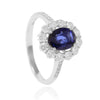 Sortija realizada en oro blanco de 18 quilates con un zafiro azul y diamantes. Joyería Pamplona