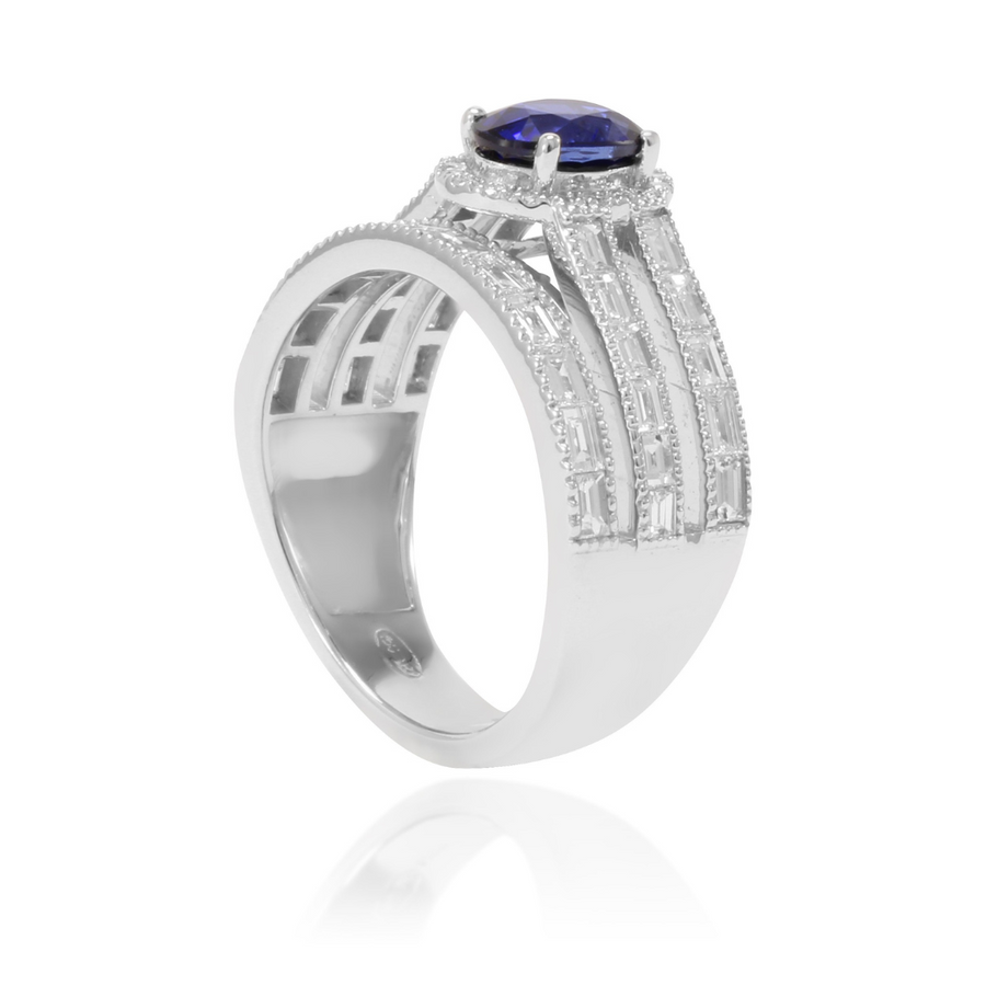 Anillo estilo vintage de oro blanco de 18k con diamantes y un zafiro central