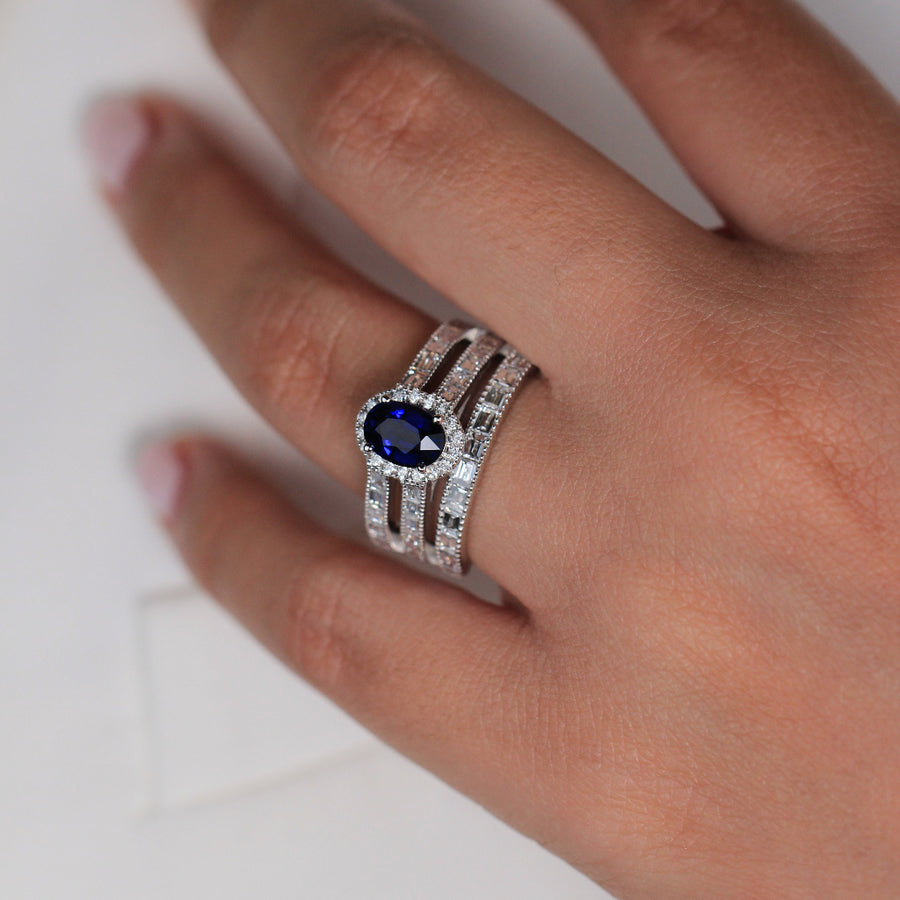 Anillo estilo vintage de oro blanco de 18k con diamantes y un zafiro central