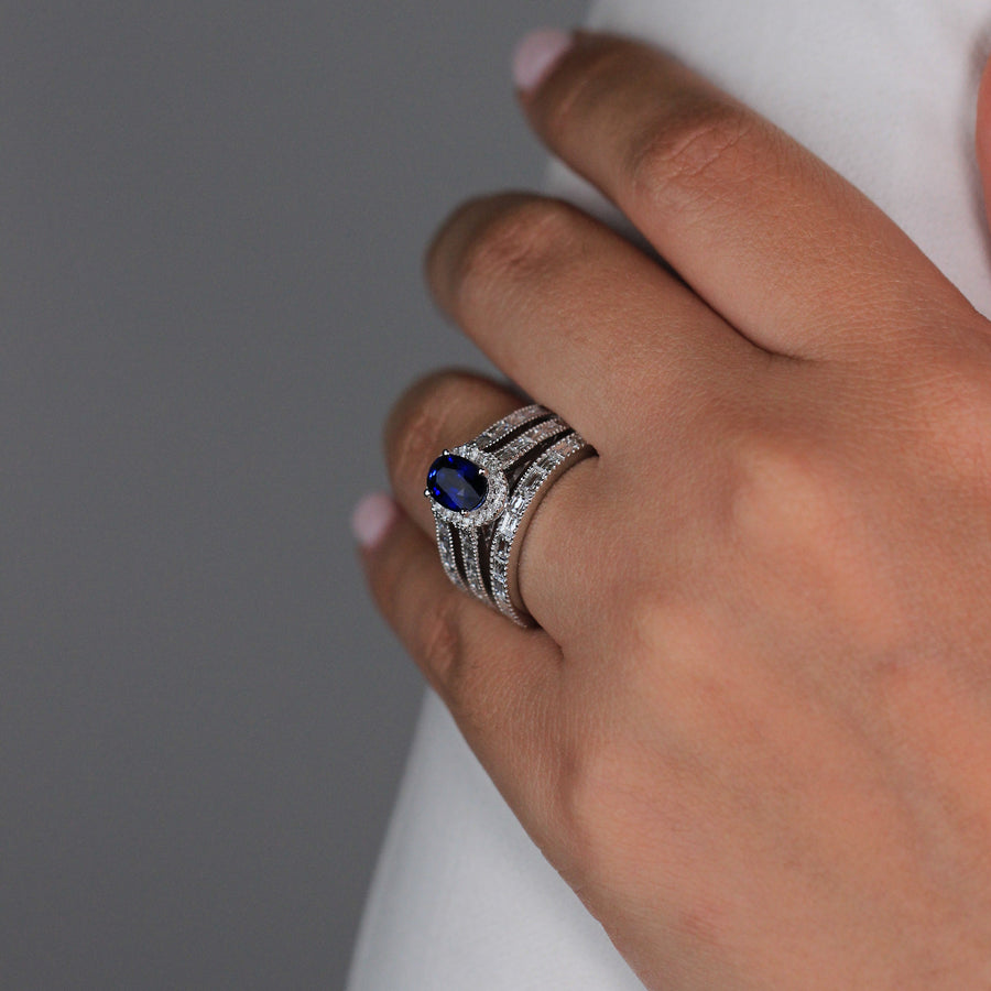 Anillo estilo vintage de oro blanco de 18k con diamantes y un zafiro central