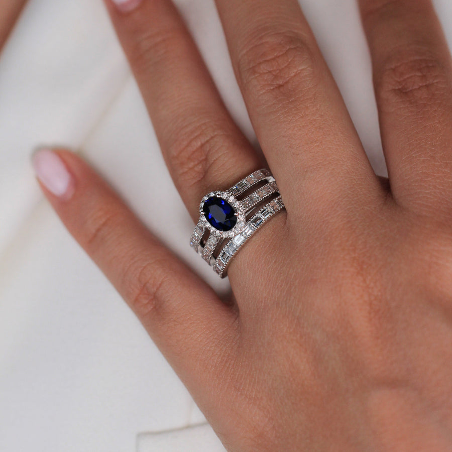 Anillo estilo vintage de oro blanco de 18k con diamantes y un zafiro central