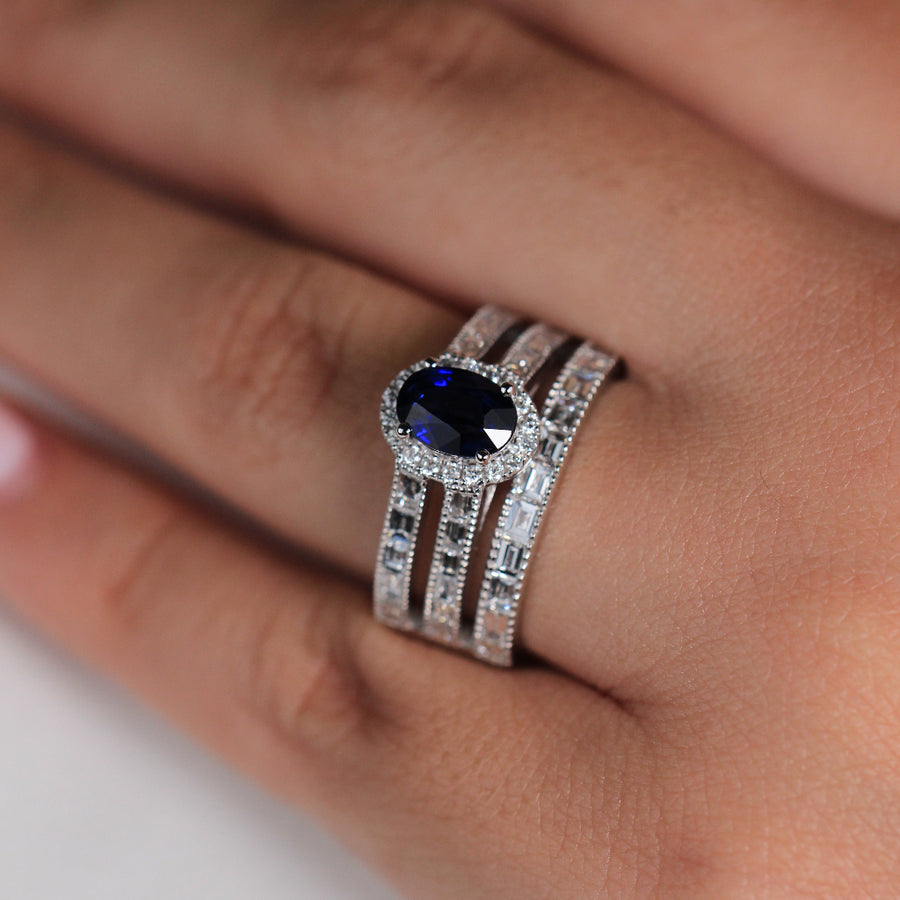 Anillo estilo vintage de oro blanco de 18k con diamantes y un zafiro central