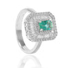 Sortija estilo vintage realizada en oro blanco de 18 quilates con una esmeralda y diamantes. Joyería Pamplona
