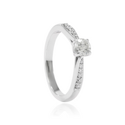 Anillo de platino 960 con un diamante talla brillante y diamantes en los laterales