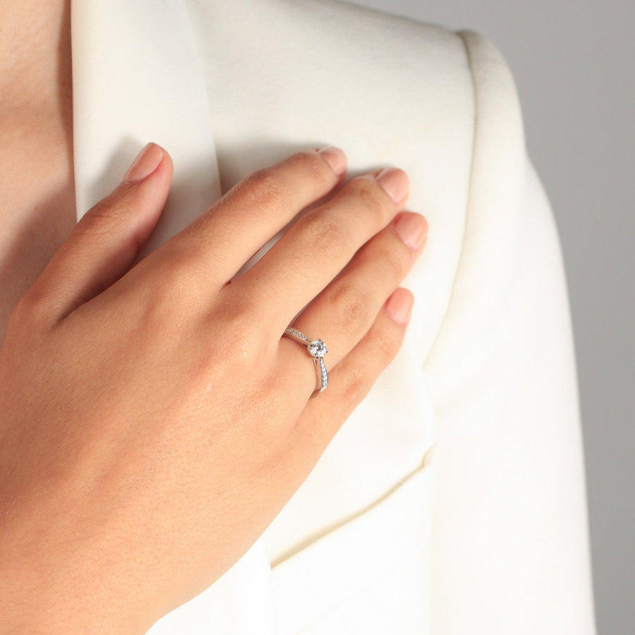Sortija realizada en platino 960 con un diamante central talla brillante y 12 diamantes en los laterales. Joyería Pamplona
