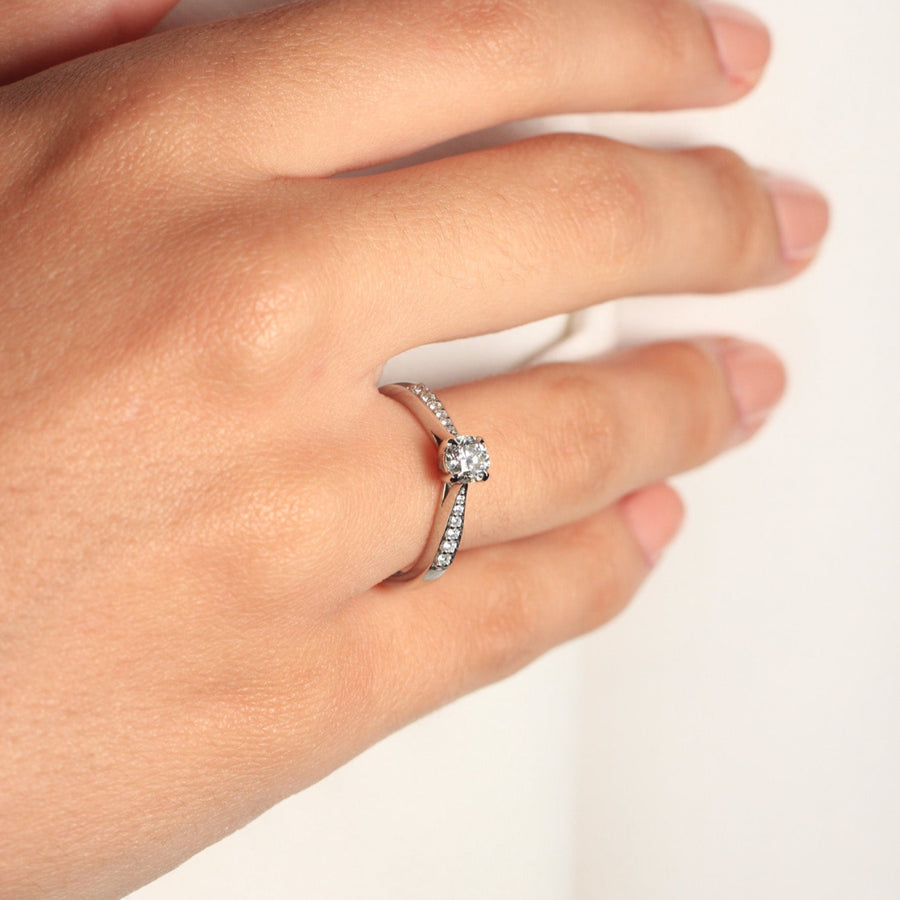 Sortija realizada en platino 960 con un diamante central talla brillante y 12 diamantes en los laterales. Joyería Pamplona