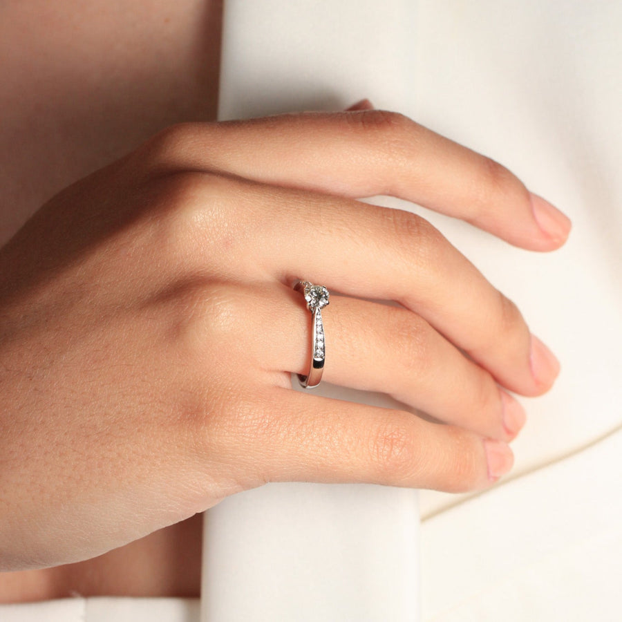 Sortija realizada en platino 960 con un diamante central talla brillante y 12 diamantes en los laterales. Joyería Pamplona