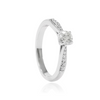 Anillo de platino 960 con un diamante talla brillante y diamantes en los laterales