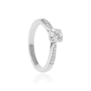Anillo de platino 960 con un diamante brillante y diamantes en los laterales. Pamplona.