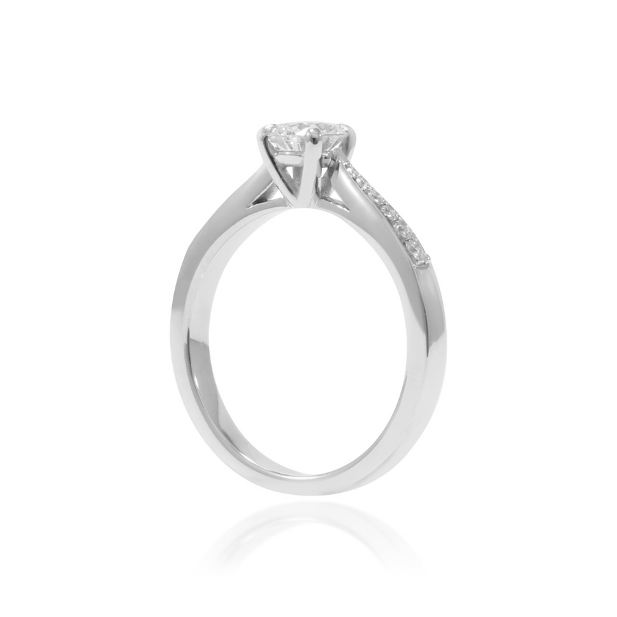 Anillo de Platino 960 con un diamante talla brillante y diamantes en los laterales