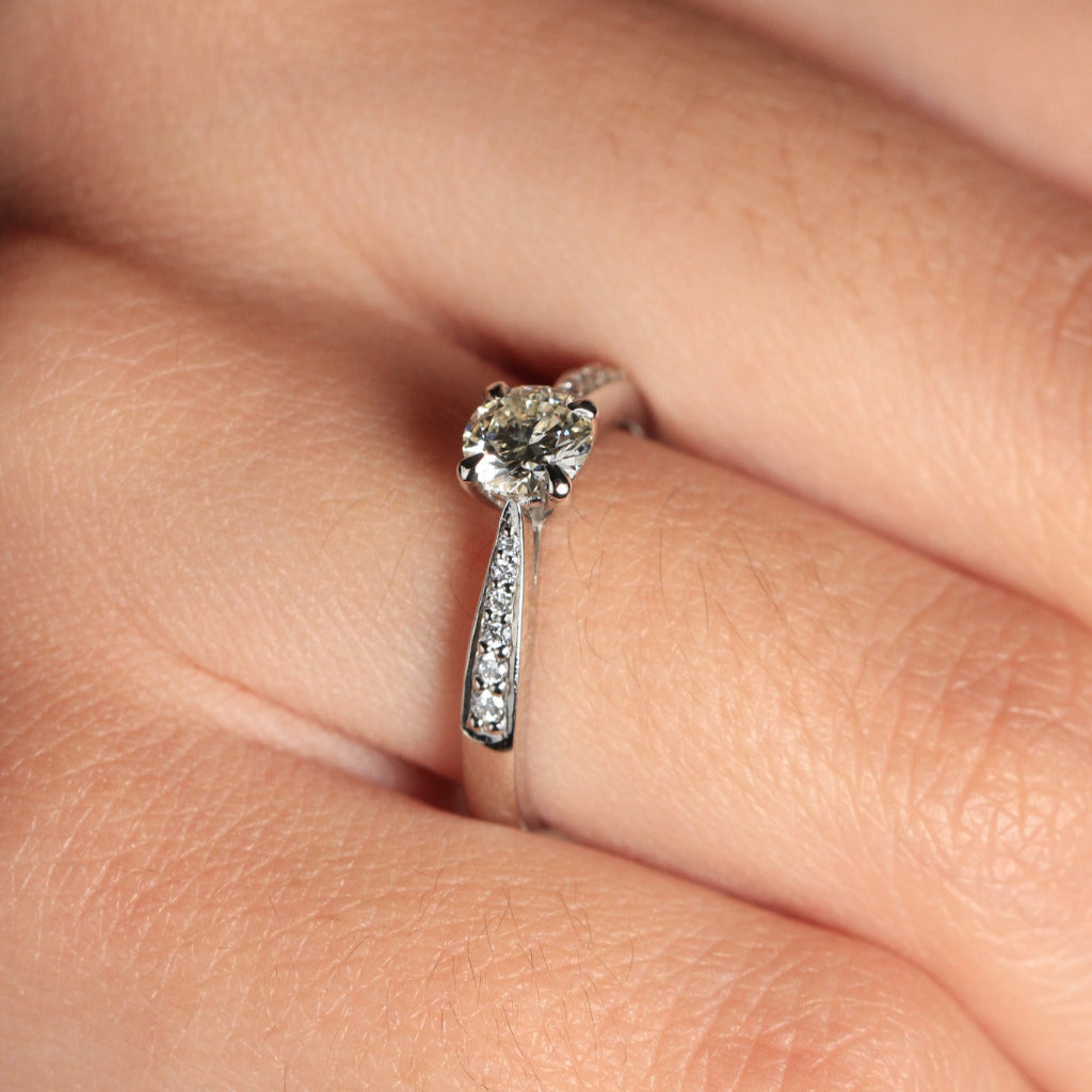 Sortija realizada en platino 960 con un diamante central talla brillante de y 12 diamantes en los laterales. Joyería Pamplona